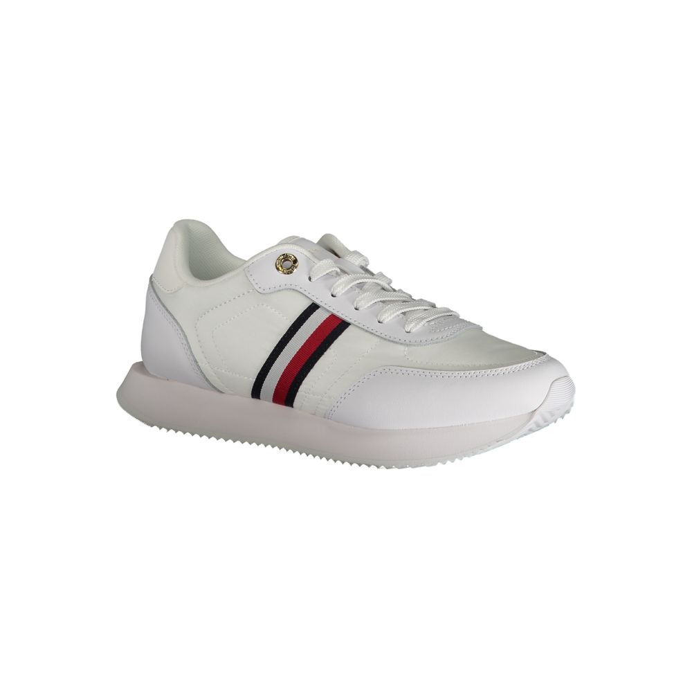 Sneakers blanches en cuir pour femmes de Tommy Hilfiger, semelle blanche et design élégant, parfait pour un style décontracté.