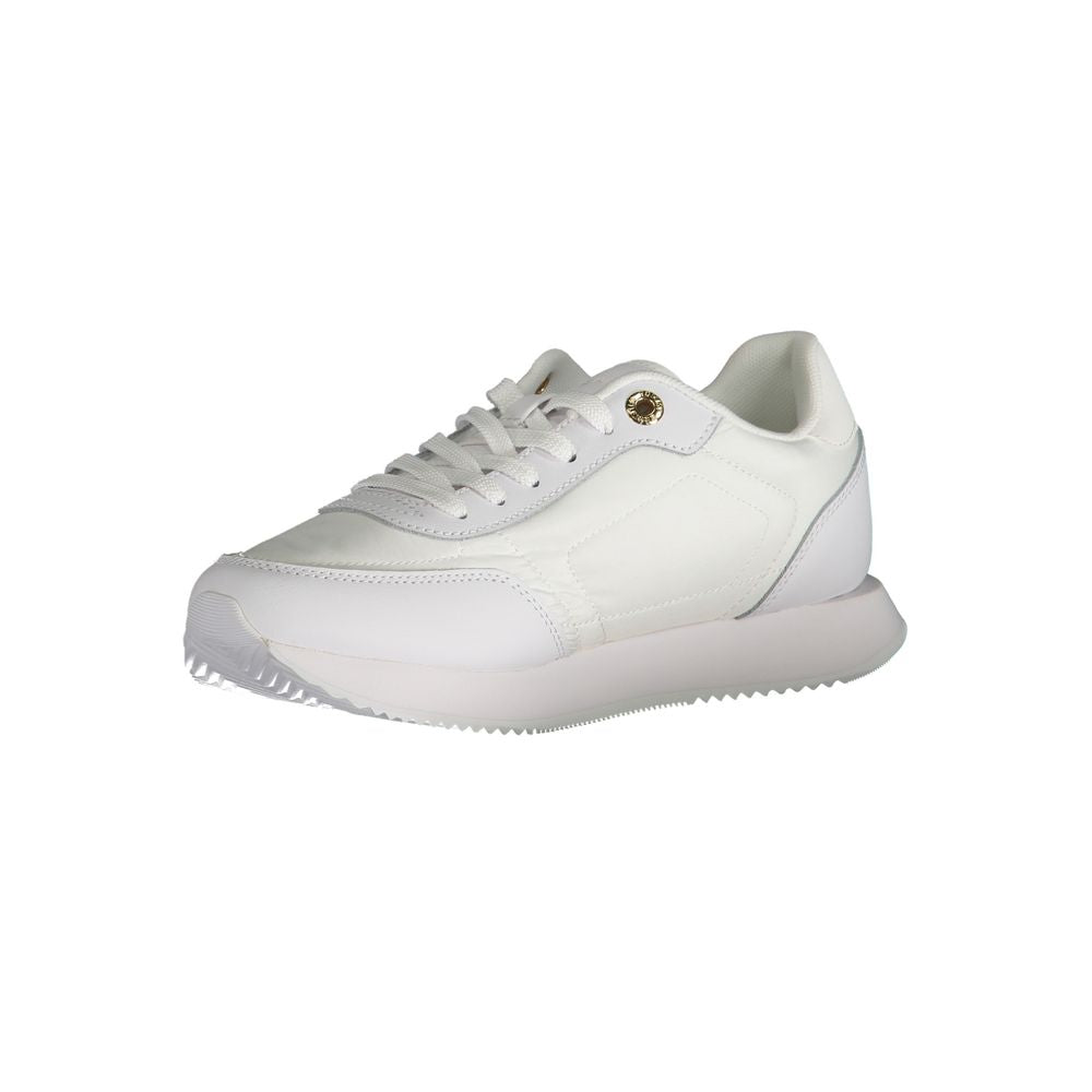 Sneaker en cuir blanc pour femmes de la marque Tommy Hilfiger, vue de profil avec détails en cuir et semelle blanche.