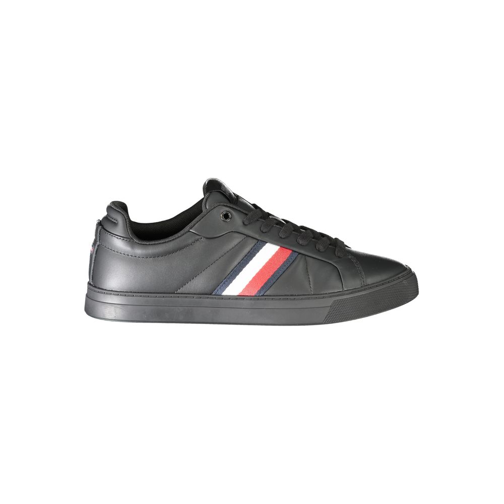 Chaussures sneakers en cuir noir pour homme de la marque Tommy Hilfiger, vues de face avec détails du design en cuir.