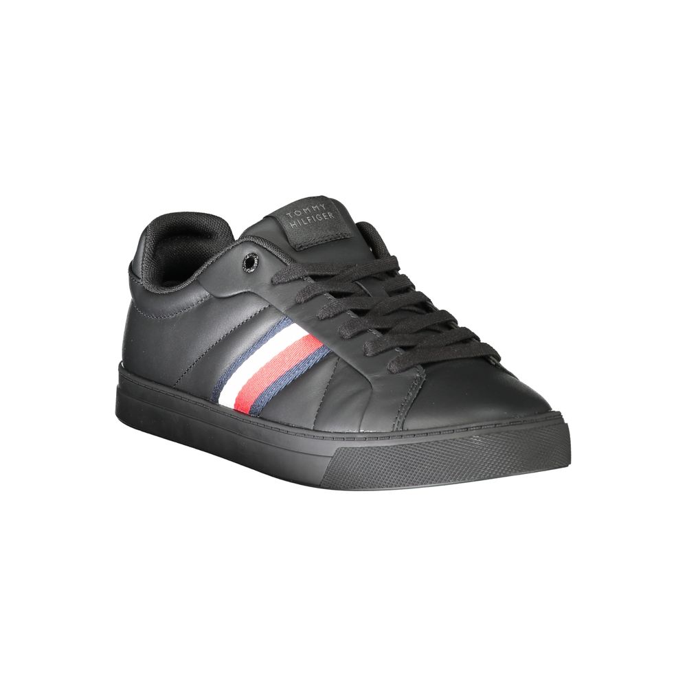 Chaussure sneaker en cuir noir pour homme de la marque Tommy Hilfiger, vue de côté avec détails de la semelle.