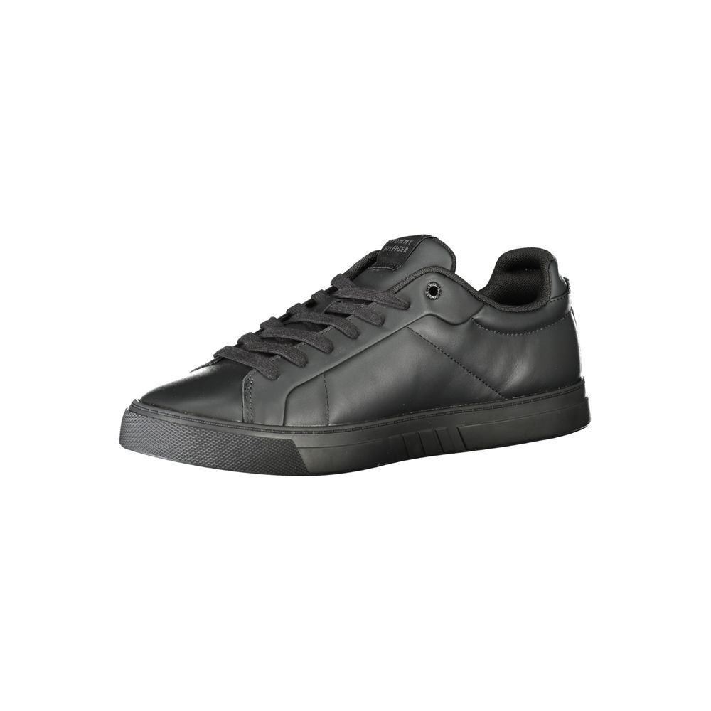 Chaussure homme Tommy Hilfiger en cuir noir, sneakers élégants avec logo de la marque visible.