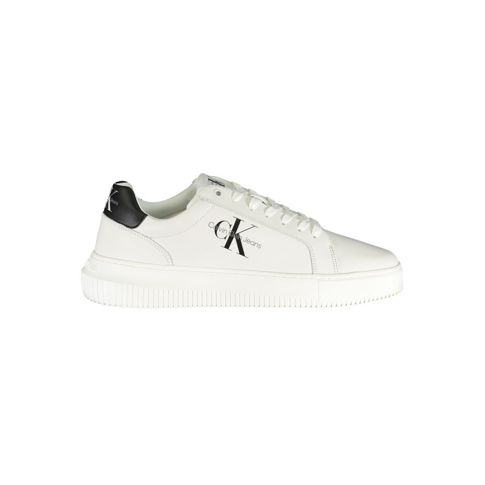 Baskettes blanches Calvin Klein avec lacets, style sophistiqué et design élégant, parfaites pour un look moderne.