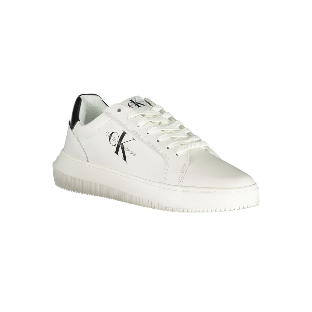 Chaussures Calvin Klein blanches à lacets, baskets sophistiquées en cuir avec design épuré et moderne.