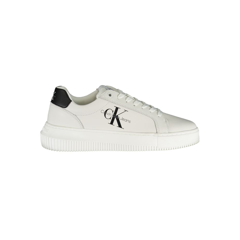 Sneakers blanches pour femmes en cuir de marque Calvin Klein, vue de profil avec semelle blanche et design épuré.