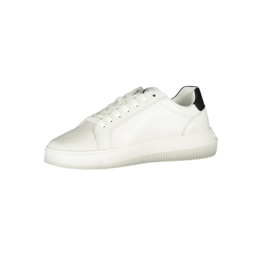 Chaussures sneakers Calvin Klein blanches en dentelle, lacets sophistiqués, style moderne et élégant pour femmes.