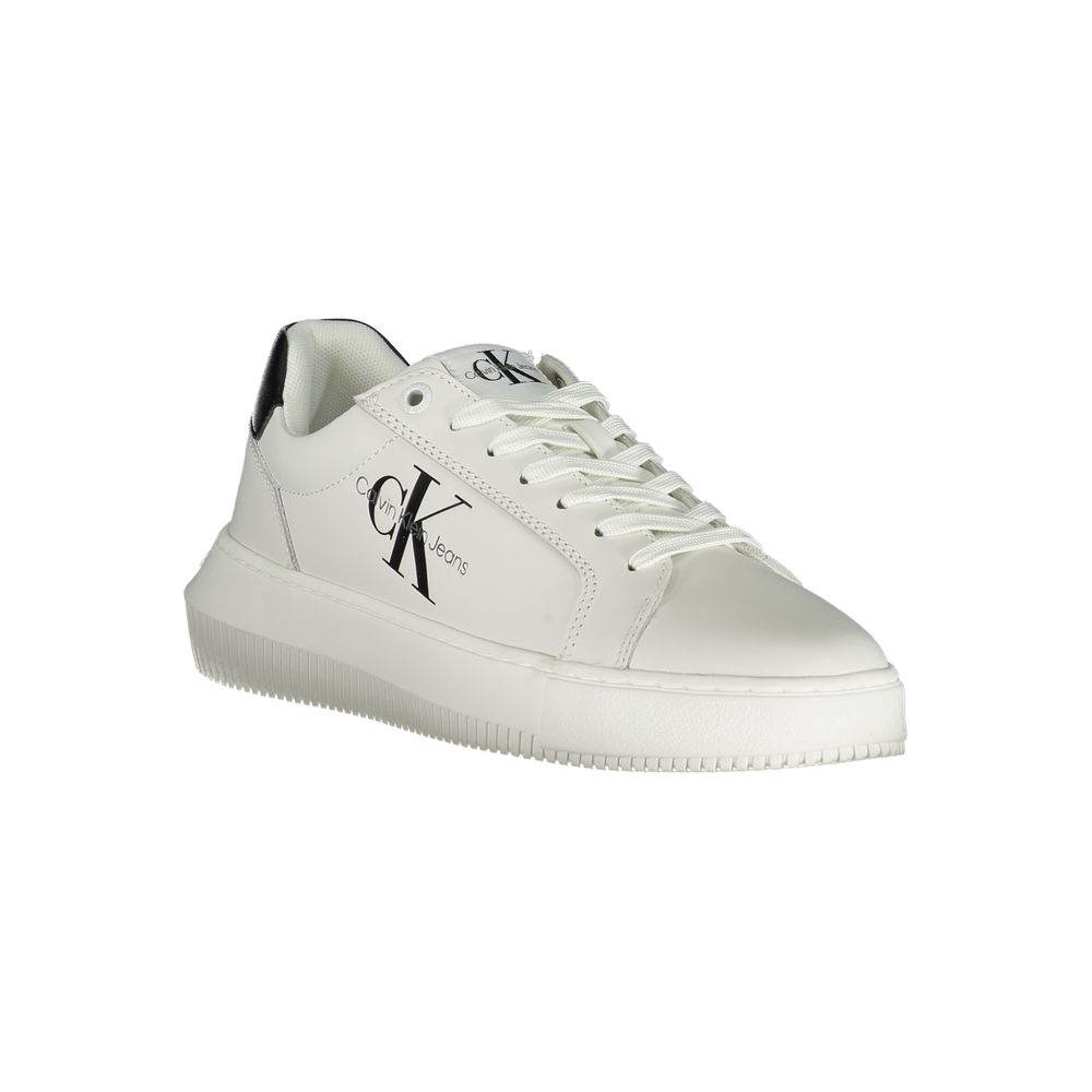 Sneakers blanches pour femmes en cuir de la marque Calvin Klein, vue de côté, avec semelle blanche et design épuré.