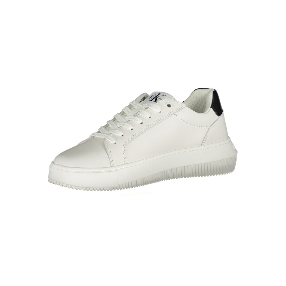 Basket blanche en cuir pour femmes de Calvin Klein, sneakers élégants et confortables avec détails modernes.