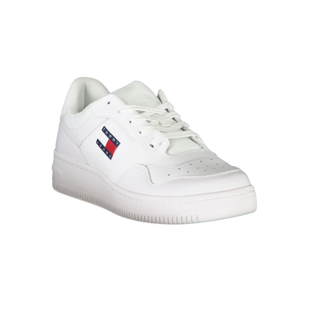 Sneakers en cuir blanc pour homme de Tommy Hilfiger, design élégant et moderne, avec semelle blanche et détails de marque.