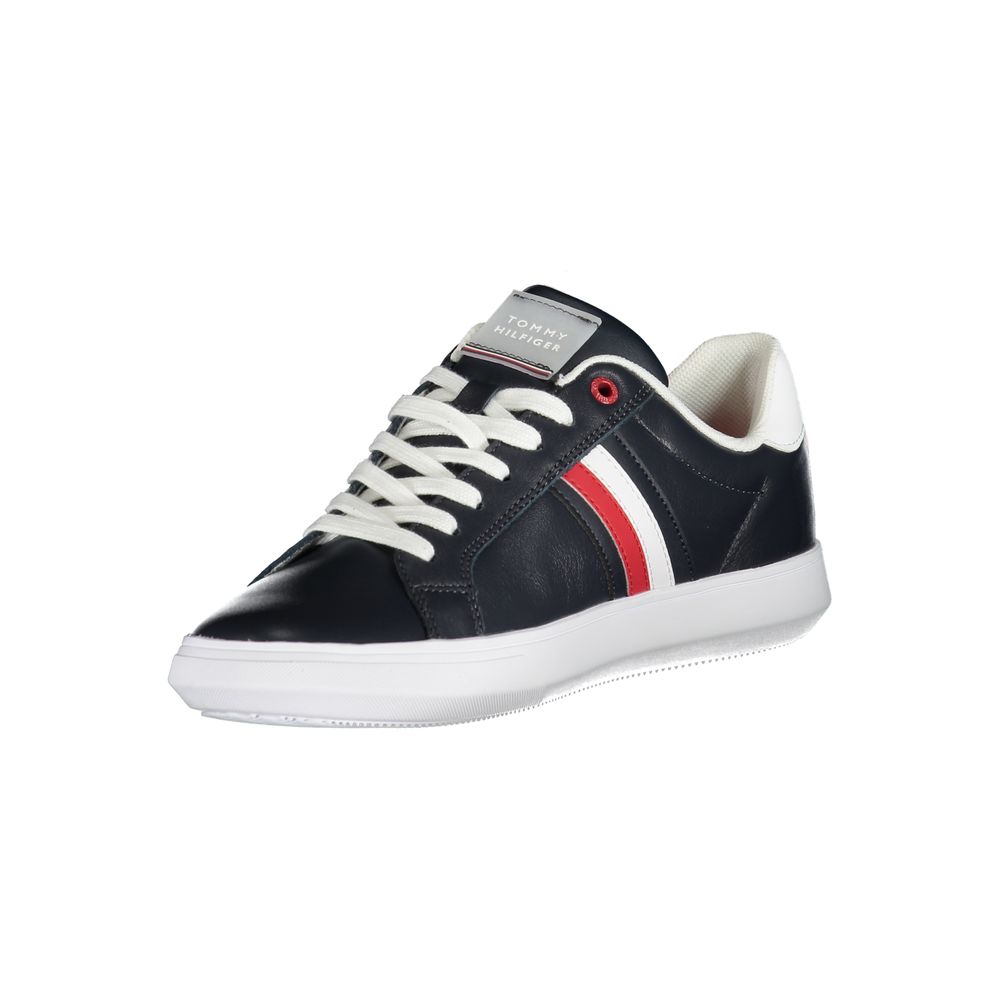 Sneaker en cuir bleu pour homme de la marque Tommy Hilfiger, vue de face avec semelle blanche.