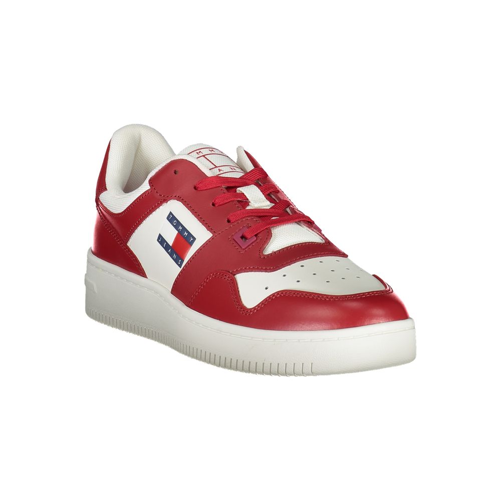 Chaussure sneaker en cuir rouge pour homme de la marque Tommy Hilfiger, vue de profil avec détails en cuir et semelle blanche.