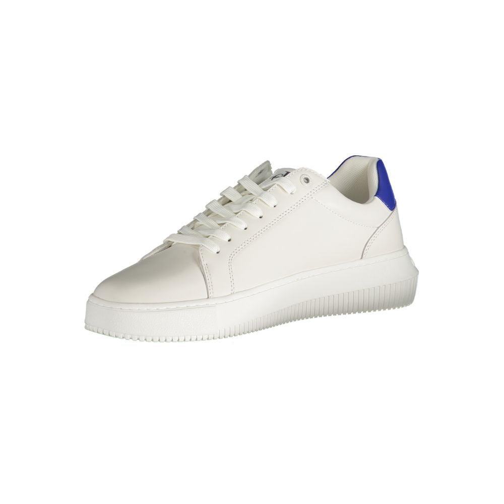 Sneakers en cuir blanc pour homme de la marque Calvin Klein, vue de profil avec semelle blanche et design épuré.