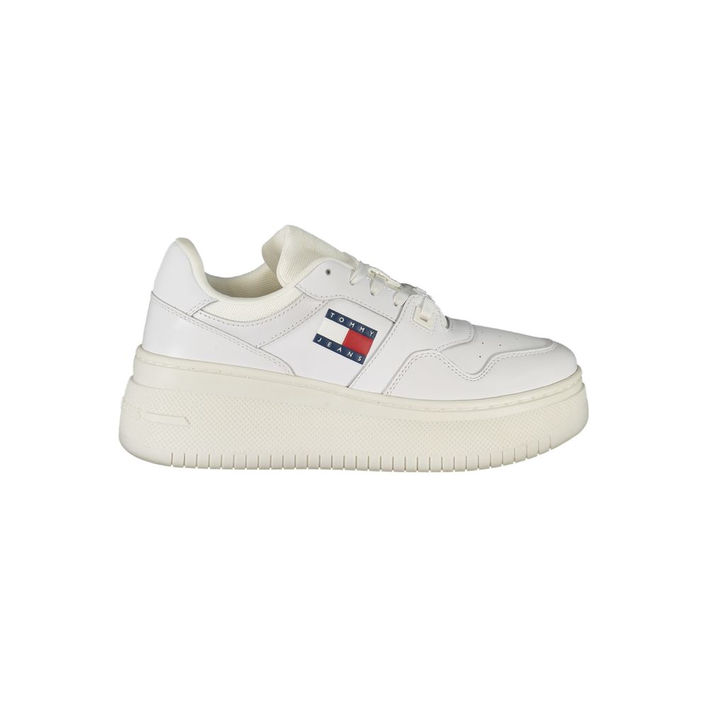 Sneakers pour femmes Tommy Hilfiger en cuir blanc, style décontracté et moderne, vue de côté.