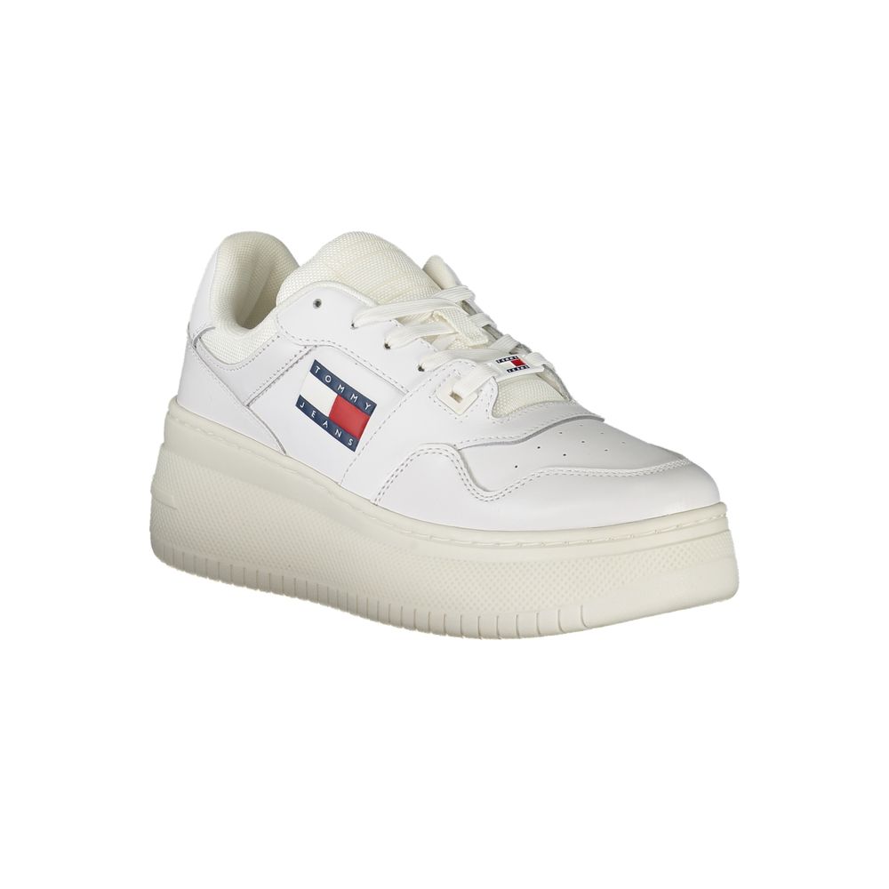 Chaussures sneakers en cuir blanc pour femme de la marque Tommy Hilfiger, style élégant et moderne.