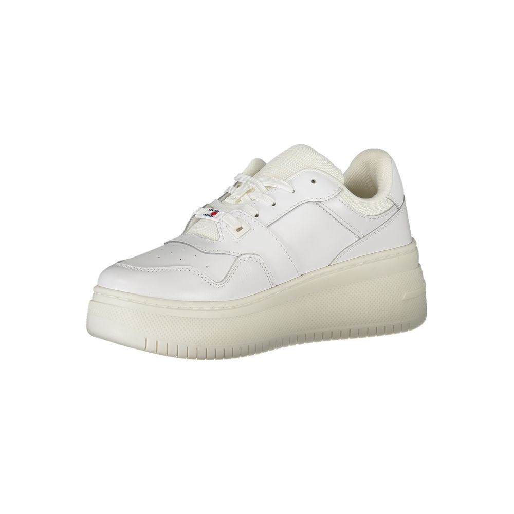 Sneakers en cuir blanc pour femmes de la marque Tommy Hilfiger, design élégant et moderne.