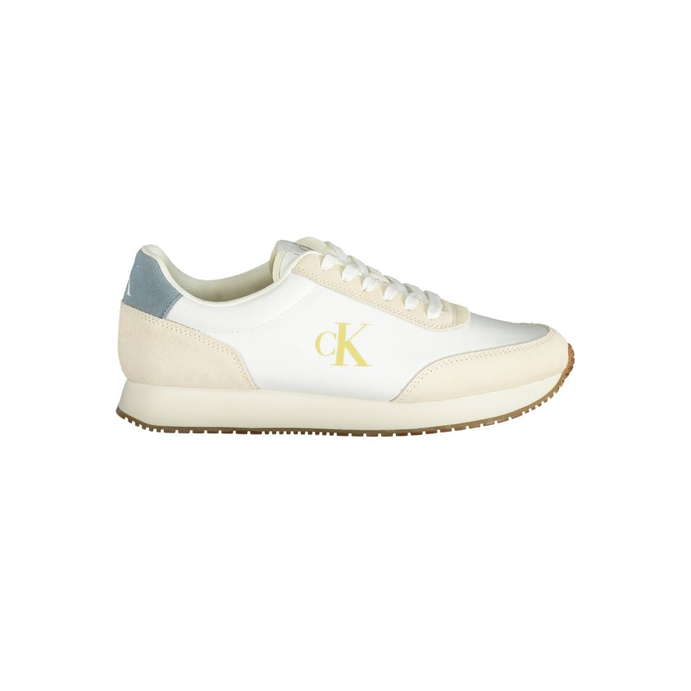 Sneakers blanches en polyester pour homme de la marque Calvin Klein, vue de côté avec semelle blanche et design épuré.