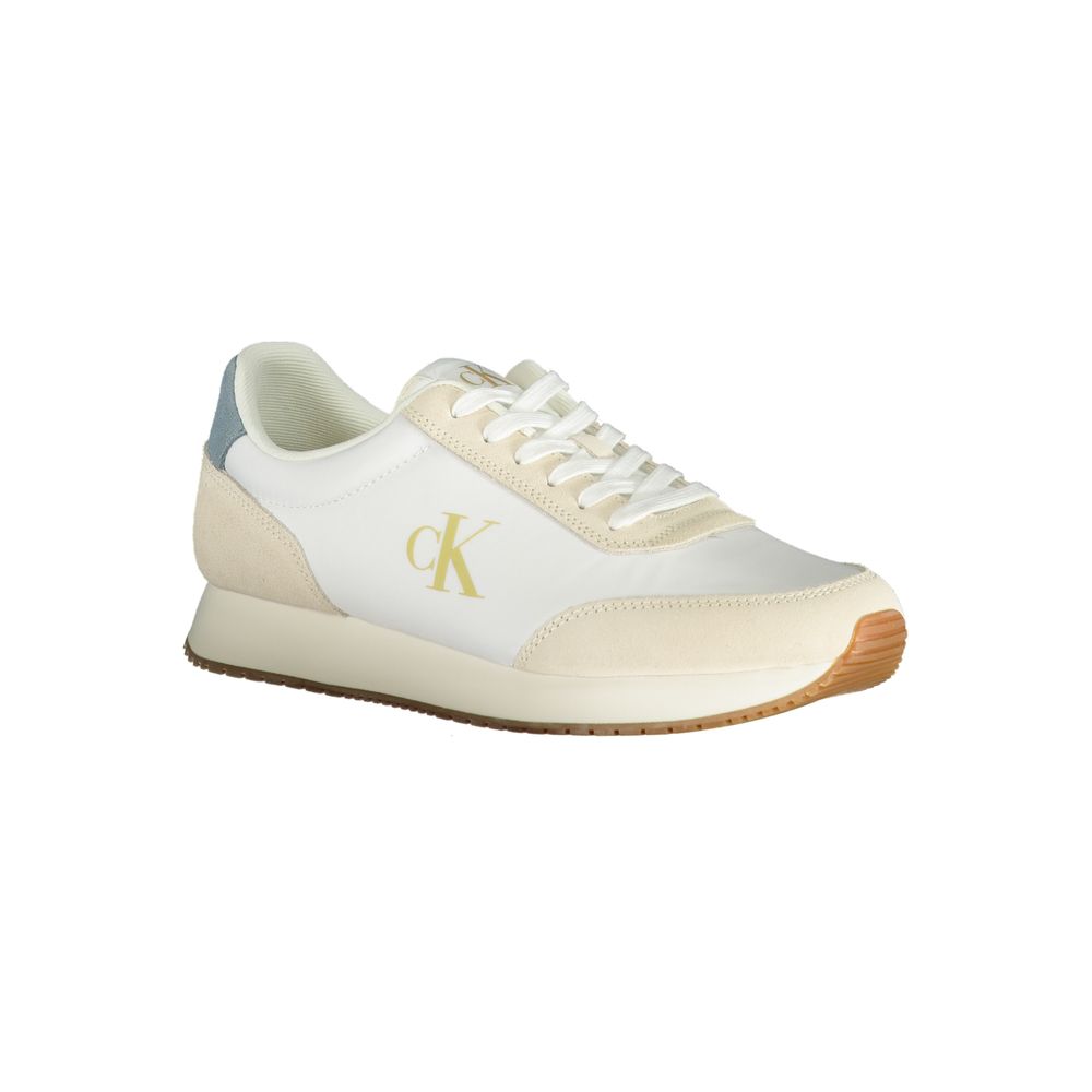 Sneaker blanc pour homme en polyester de la marque Calvin Klein, vue de côté, avec semelle blanche et design épuré.