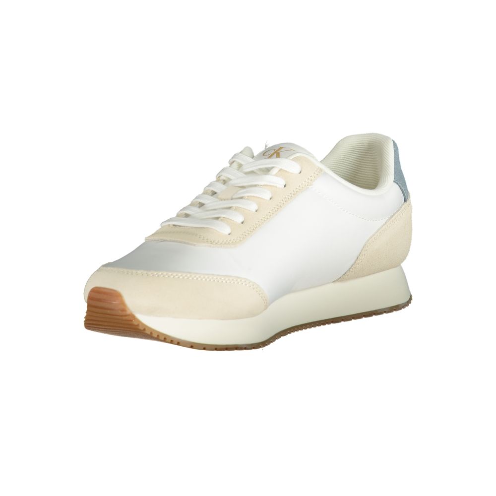 Sneakers blanches en polyester pour homme de Calvin Klein, vue de face avec détails du design et de la semelle.