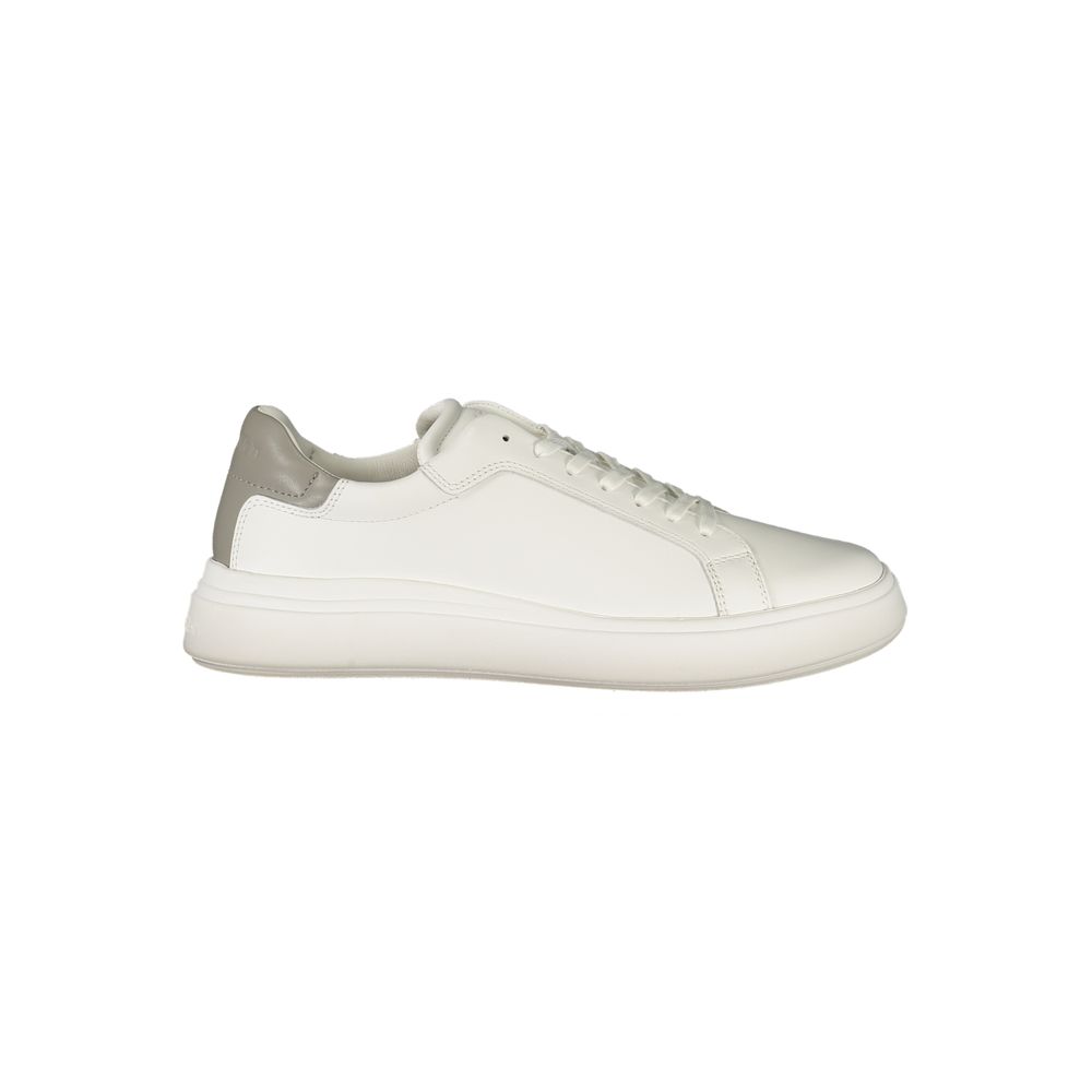 Sneakers blanches en polyuréthane pour homme de Calvin Klein, vue de face, style moderne et épuré.