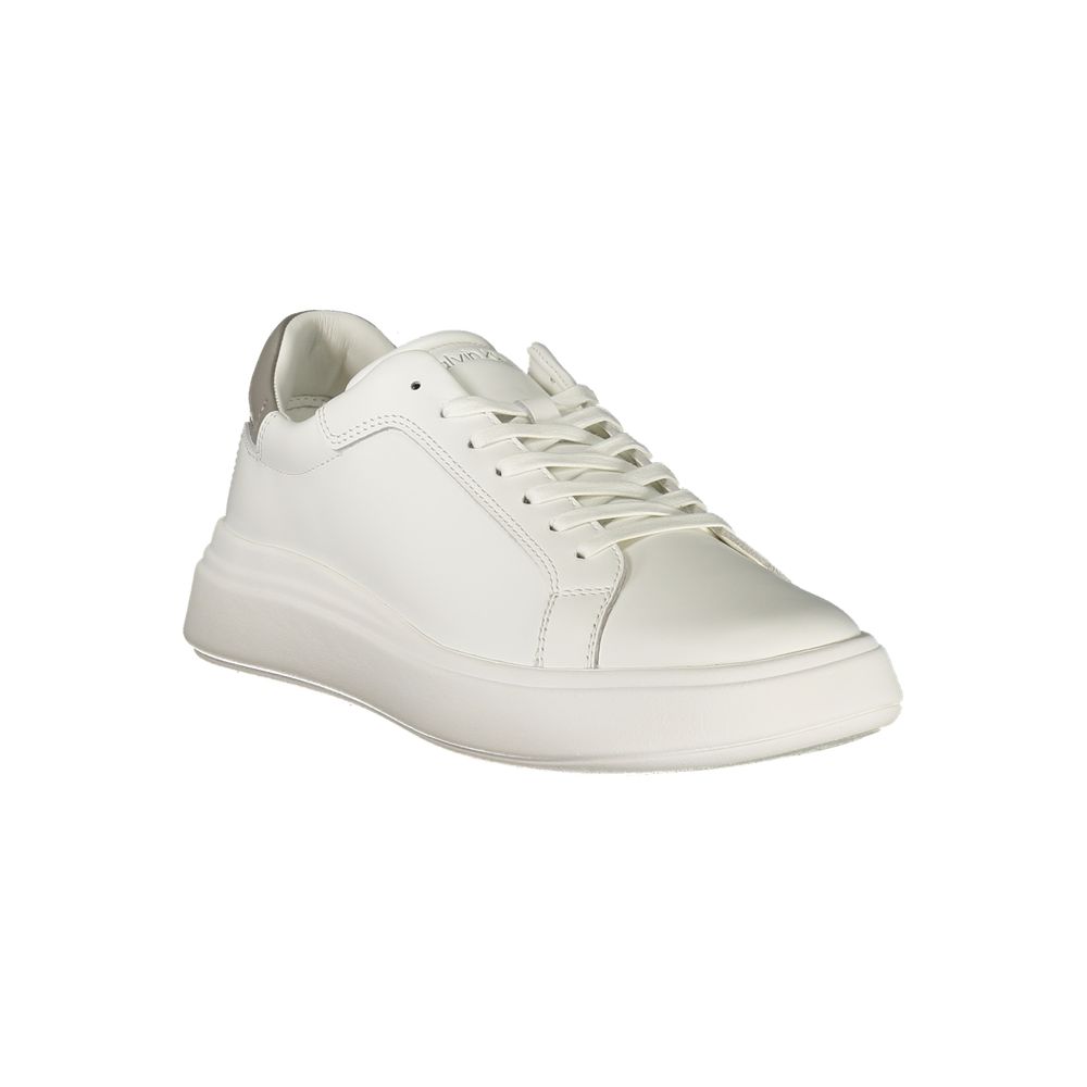 Sneaker blanche en polyuréthane pour homme de la marque Calvin Klein, vue de côté avec design moderne.