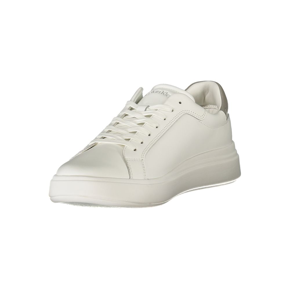 Sneaker homme en polyuréthane blanc de Calvin Klein, style moderne et confortable, vue de face.