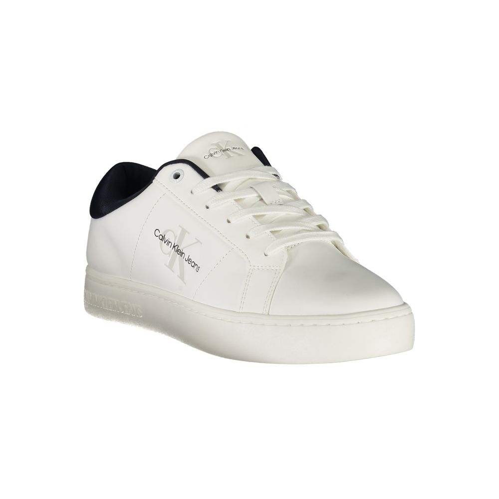 Sneakers homme Calvin Klein en polyuréthane blanc, style moderne, vue de face avec détail de la chaussure.