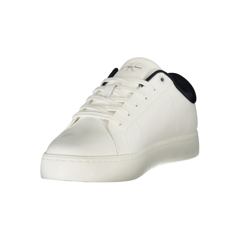 Sneakers pour hommes Calvin Klein en polyuréthane blanc, style moderne et confortable, visible en image.