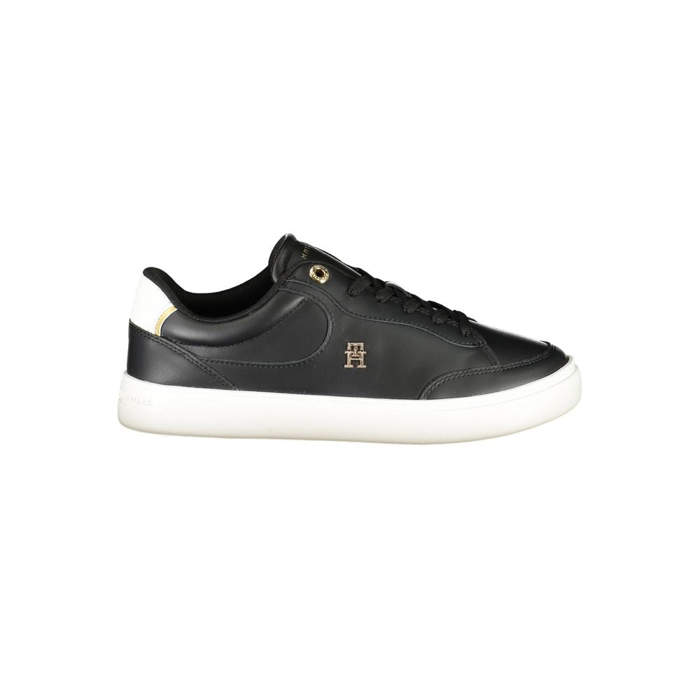 Sneakers pour femmes Tommy Hilfiger en polyuréthane noir, modernes et confortables, avec détails de la marque.