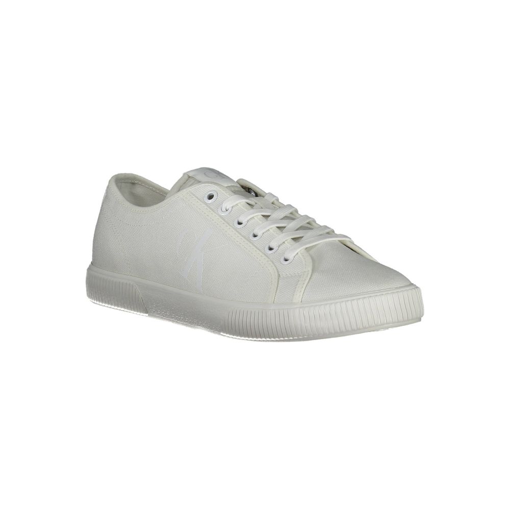 Sneakers blanches en coton pour homme de la marque Calvin Klein, vue de face avec semelle blanche et design épuré.