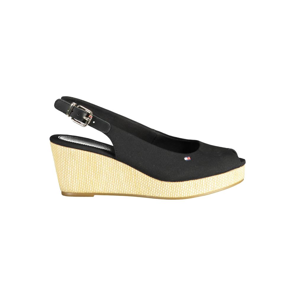Sandale pour femmes Tommy Hilfiger en polyester noir, avec semelle plate et design élégant visible en image.