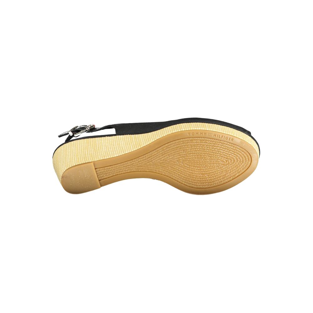 Sandales pour femmes Tommy Hilfiger en polyester noir, avec semelle confortable et design élégant visible sur l'image.