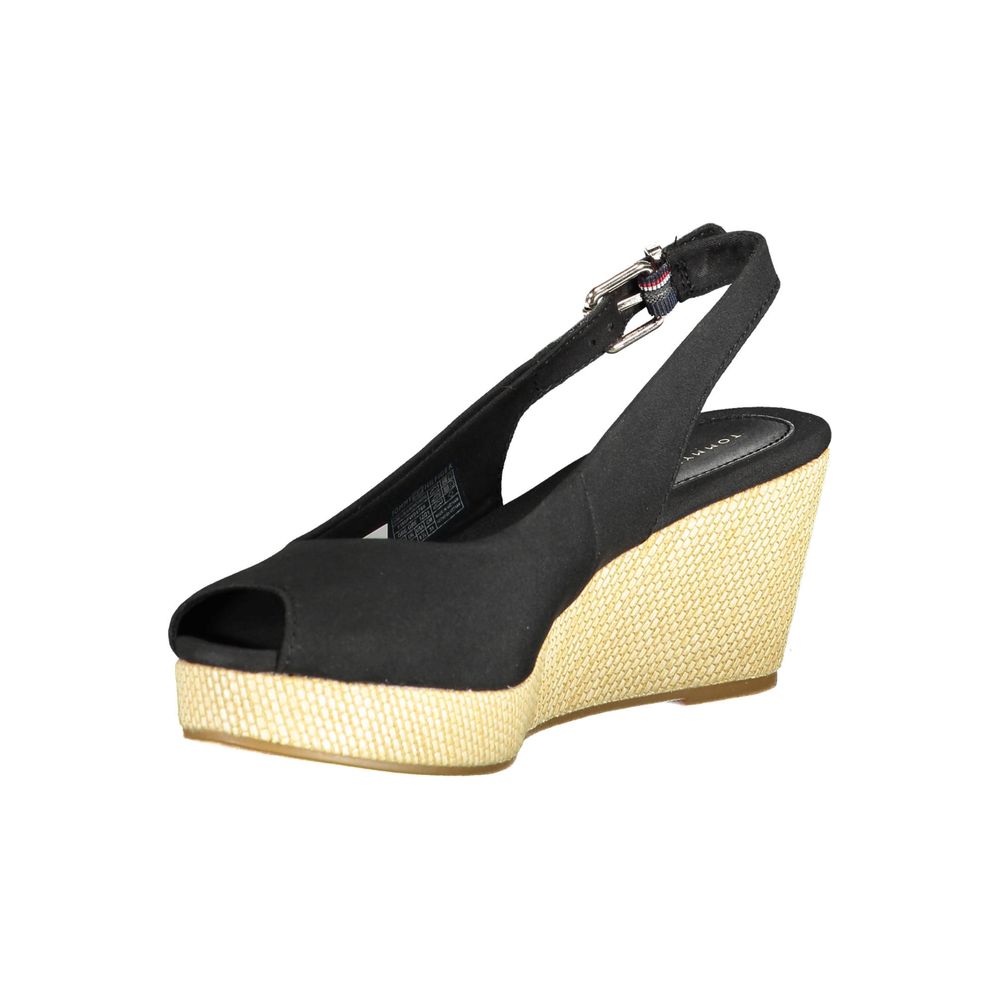 Sandales pour femmes Tommy Hilfiger en polyester noir, avec semelle plate et design élégant, visibles en gros plan.
