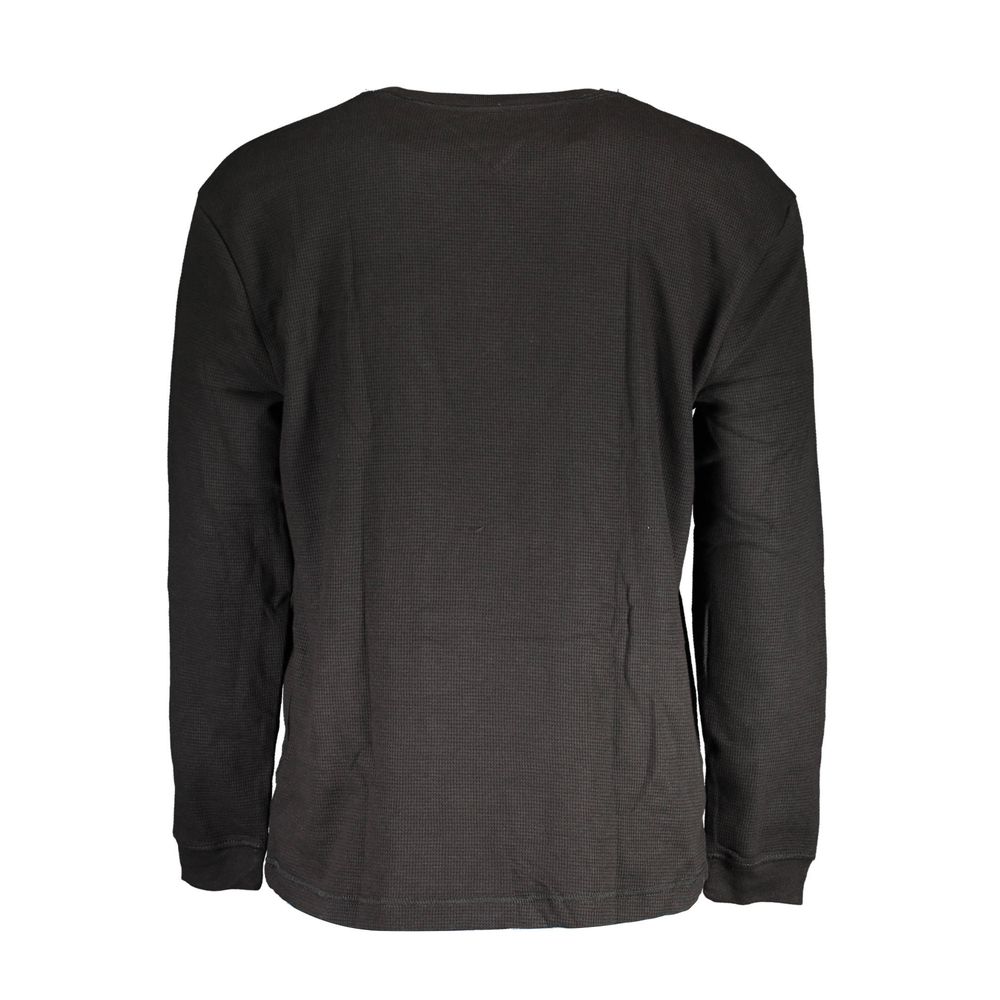 Pull homme Tommy Hilfiger en coton noir, col rond et manches longues, porté par un mannequin.