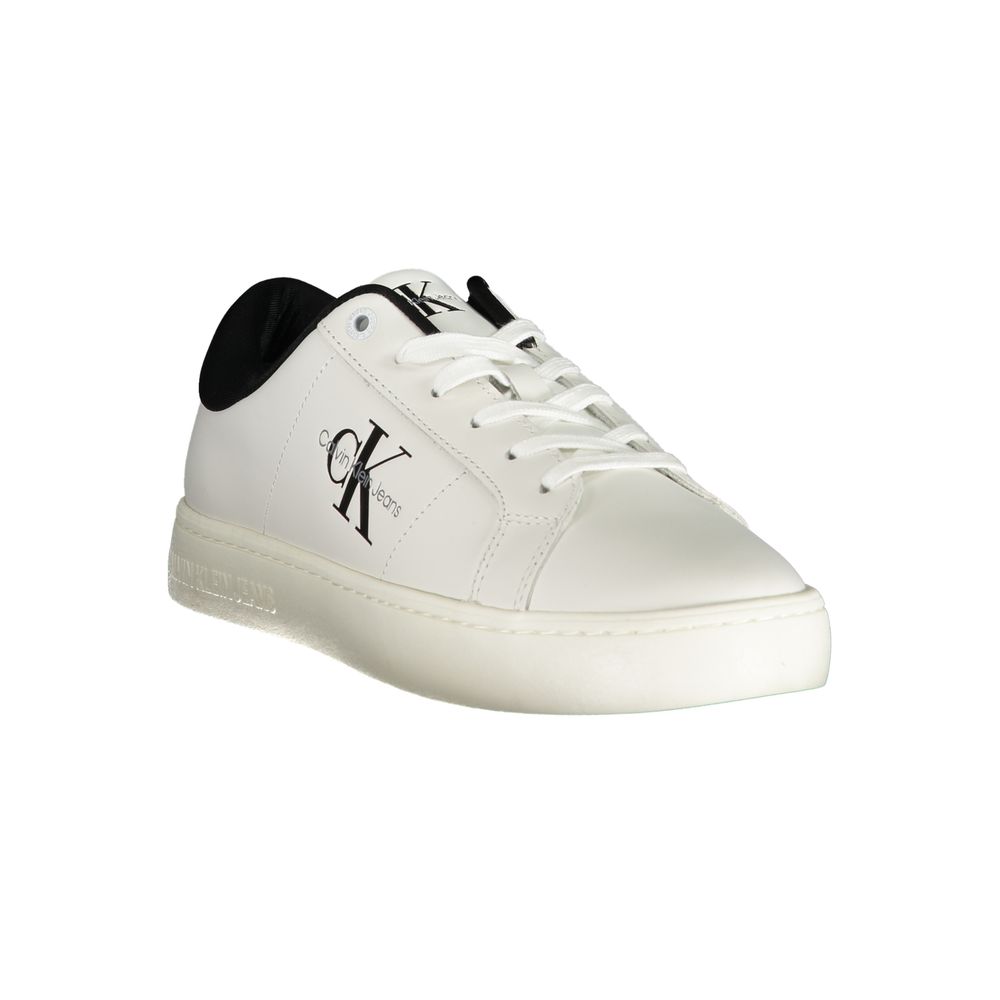 Sneakers pour homme Calvin Klein en polyuréthane blanc, style décontracté, vue de côté avec semelle blanche.