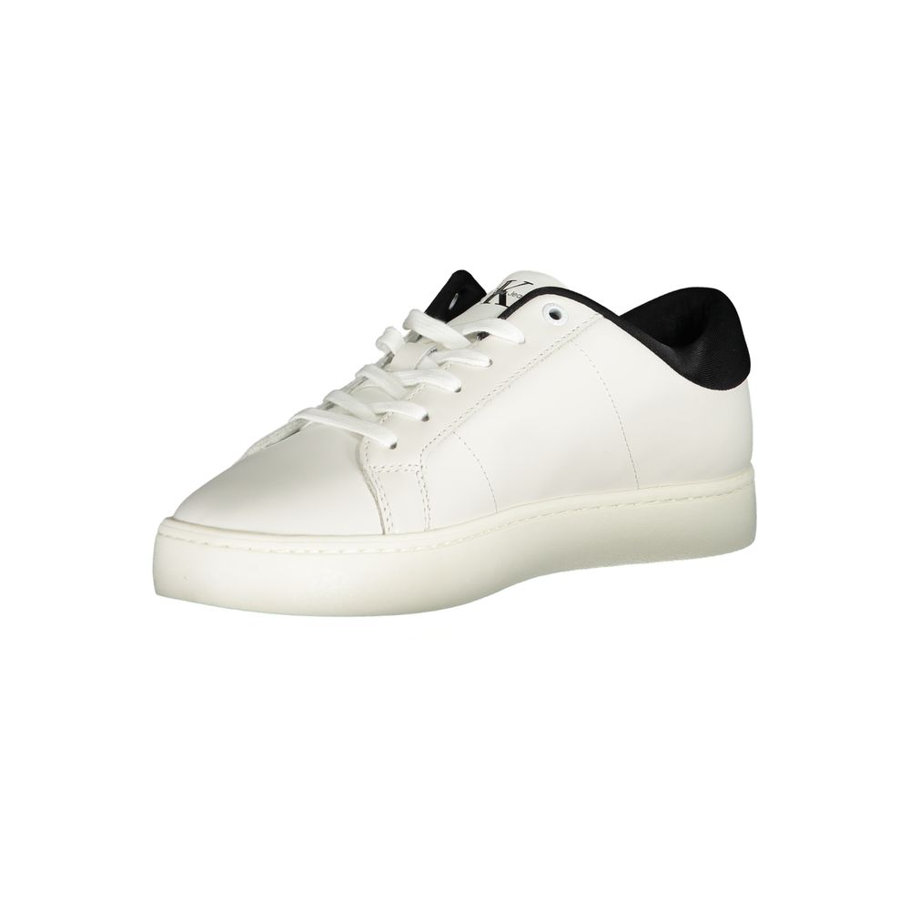Sneakers pour hommes Calvin Klein en polyuréthane blanc, style décontracté avec semelle blanche et design moderne.