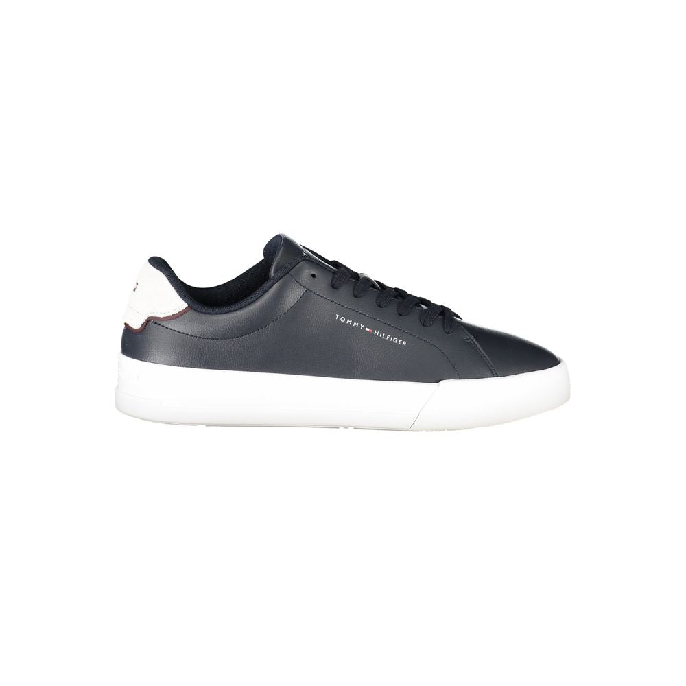 Sneaker en cuir bleu pour homme de la marque Tommy Hilfiger, avec semelles blanches et design élégant.
