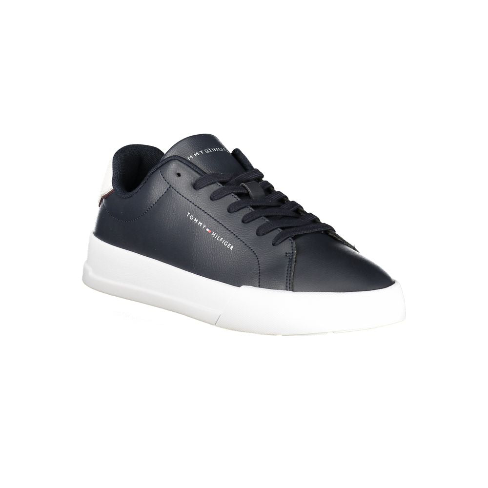 Chaussure sneaker en cuir bleu pour homme de la marque Tommy Hilfiger, pieds visibles, style décontracté et élégant.