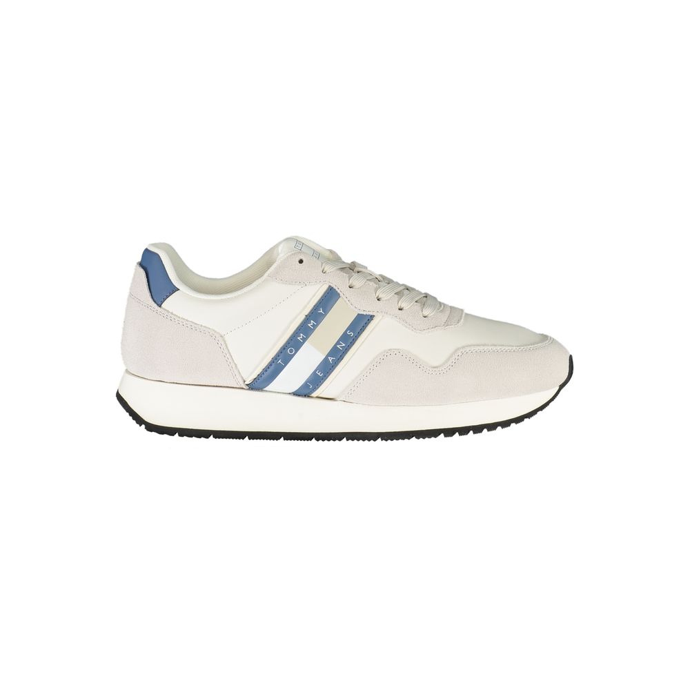 Sneakers en cuir blanc pour homme de la marque Tommy Hilfiger, vue de côté avec détails en cuir et semelle blanche.