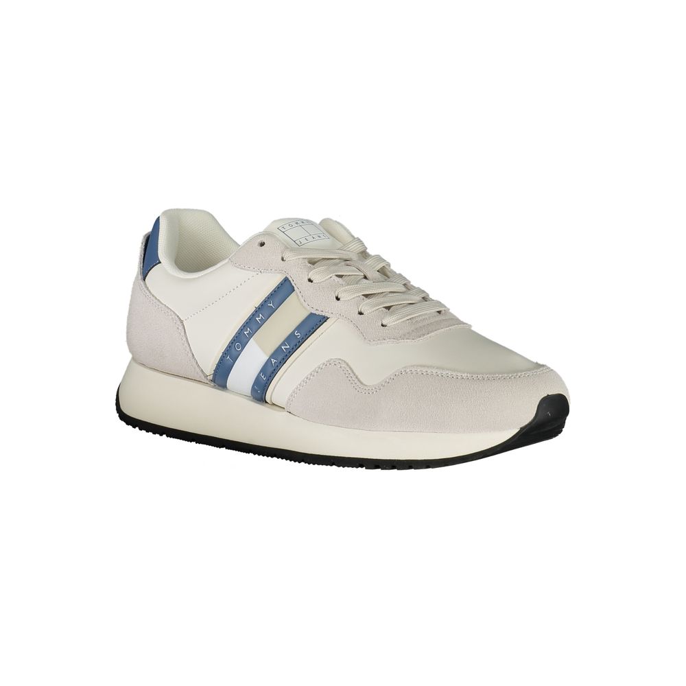 Sneakers pour homme Tommy Hilfiger en cuir blanc, style décontracté et moderne, avec détails en tissu et semelle blanche.
