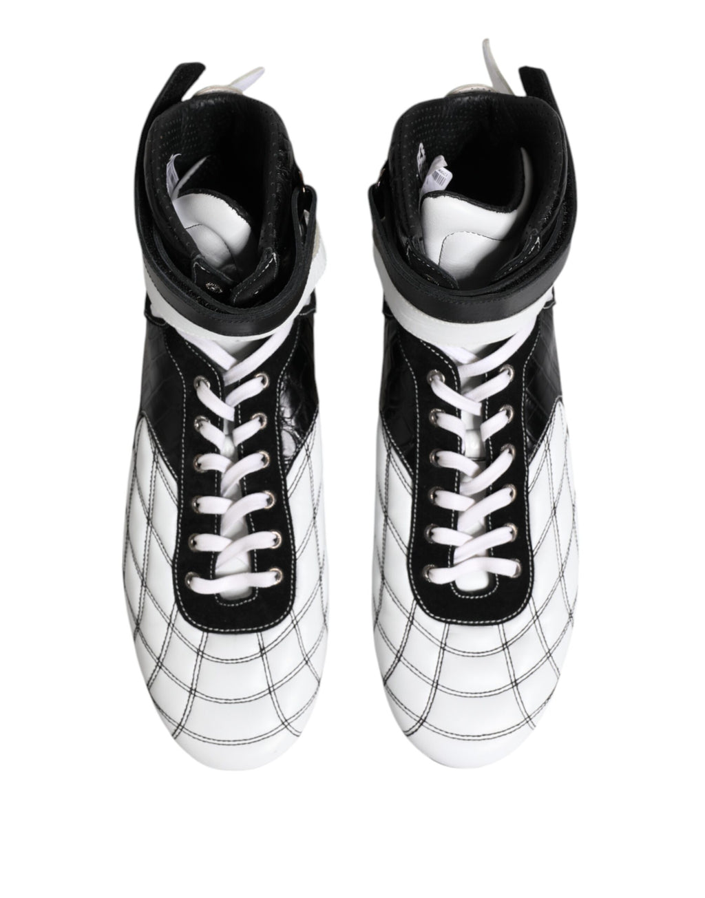 Chaussures sneakers montantes en cuir noir et blanc Dolce & Gabbana, moderne et élégantes, visibles en gros plan.