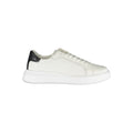 Chaussures sneakers blanches Calvin Klein avec accents contrastés visibles sur l'image.