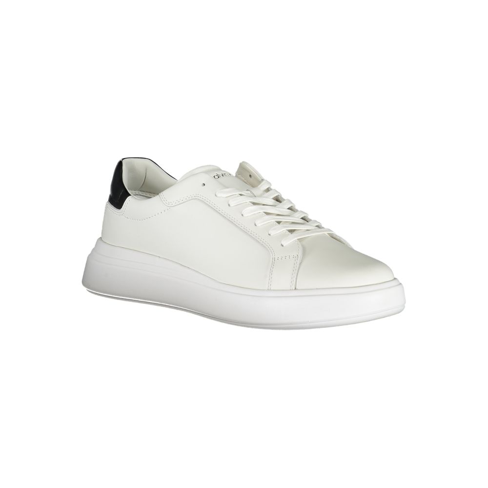 Chaussures sneakers blanches Calvin Klein avec accents contrastés, style épuré et moderne, vue de côté.