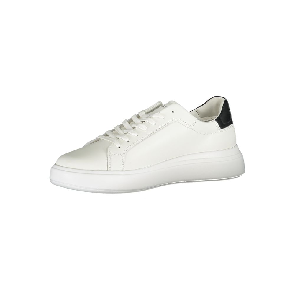 Chaussures sneakers blanches Calvin Klein avec accents contrastés, style moderne et finition élégante visible sur l'image.