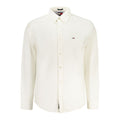 Chemise blanche en coton pour homme de la marque Tommy Hilfiger, vue de face, détails du col et des boutons visibles.