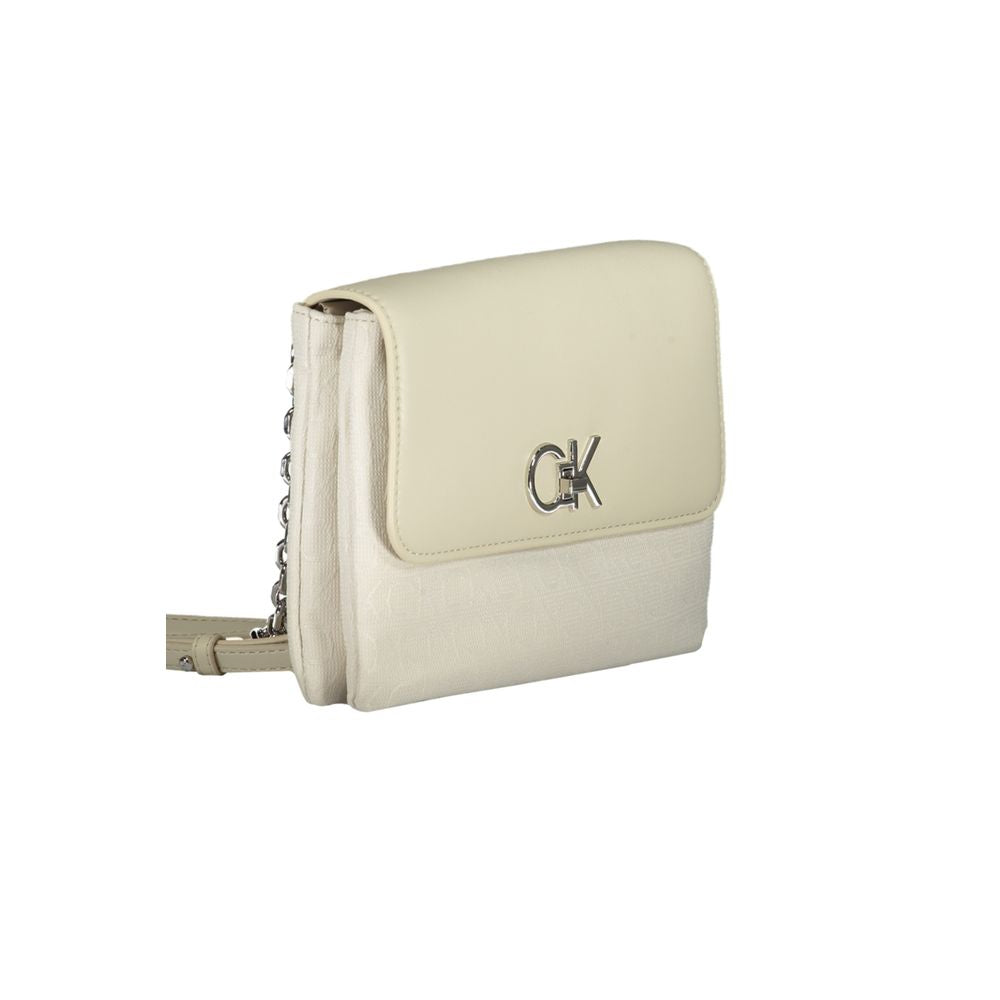 Sac à main beige en polyester pour femmes de Calvin Klein, visible avec détails de la poignée et fermeture.