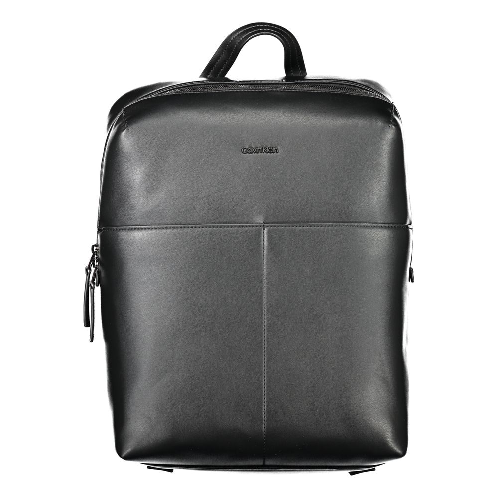 Sac à dos pour hommes Calvin Klein en polyuréthane noir, design moderne et épuré, avec détails élégants.
