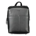 Sac à dos pour hommes Calvin Klein en polyuréthane noir, design moderne et épuré, avec détails élégants.