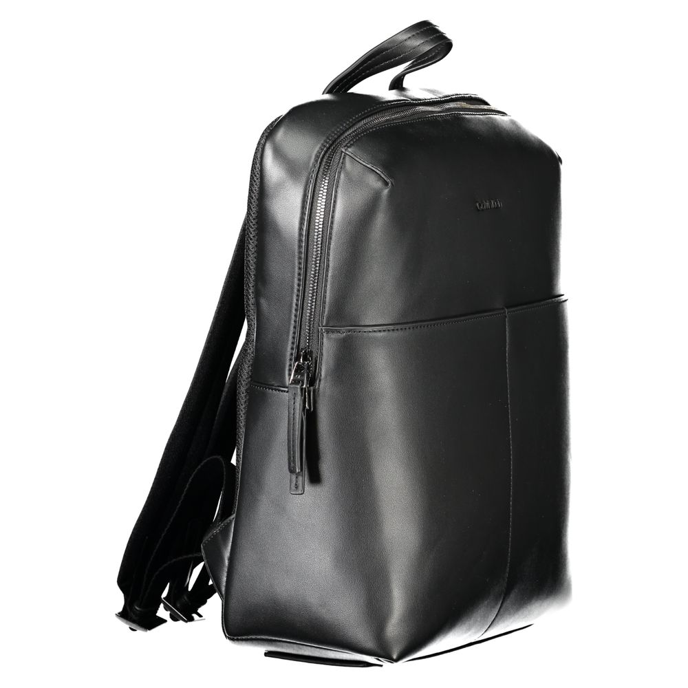 Sac à dos en polyuréthane noir pour homme de Calvin Klein, élégant et pratique, avec poignées et compartiments visibles.