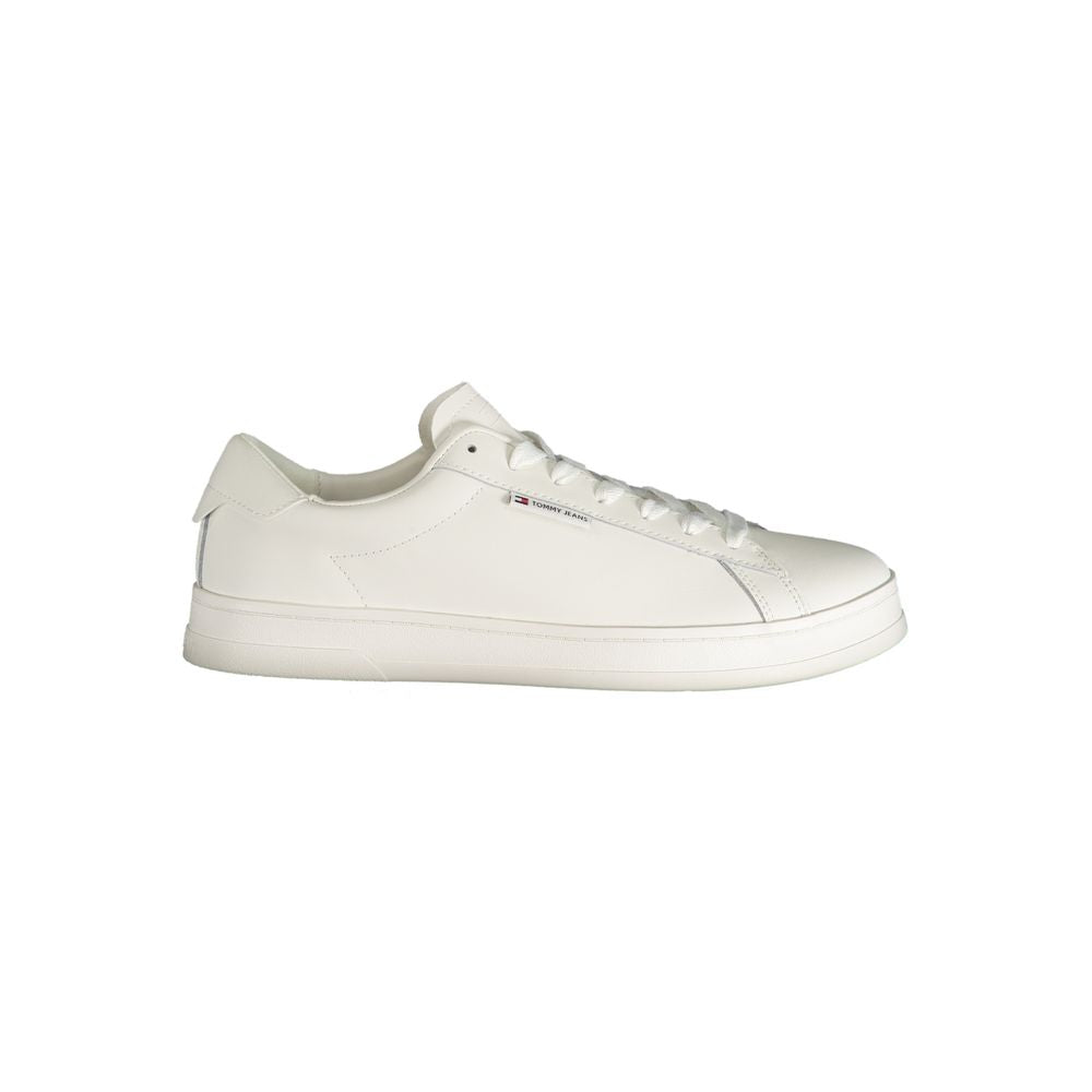 Sneakers blanches Tommy Hilfiger en polyuréthane pour homme, vue de face, avec détails de design modernes.