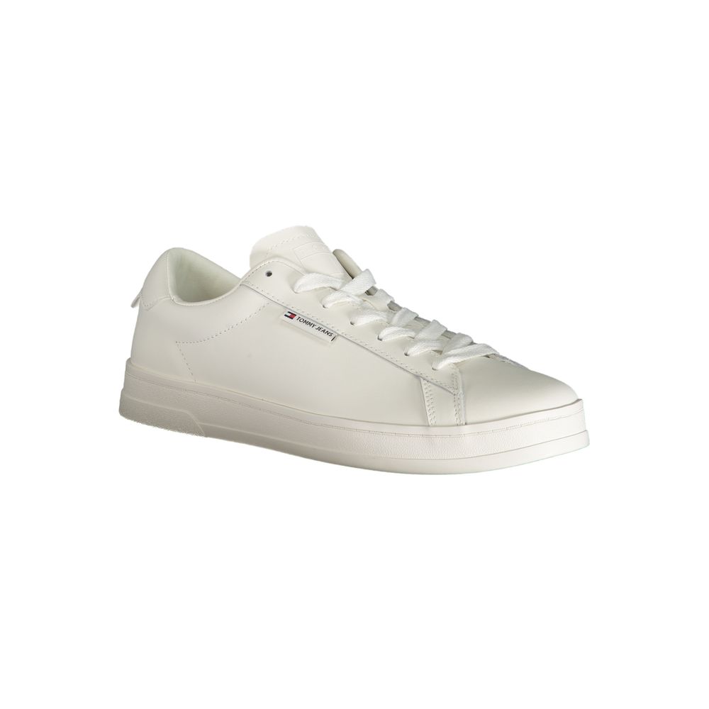 Sneakers blanches en polyuréthane Tommy Hilfiger pour homme, vue de face avec détails du design en cuir.