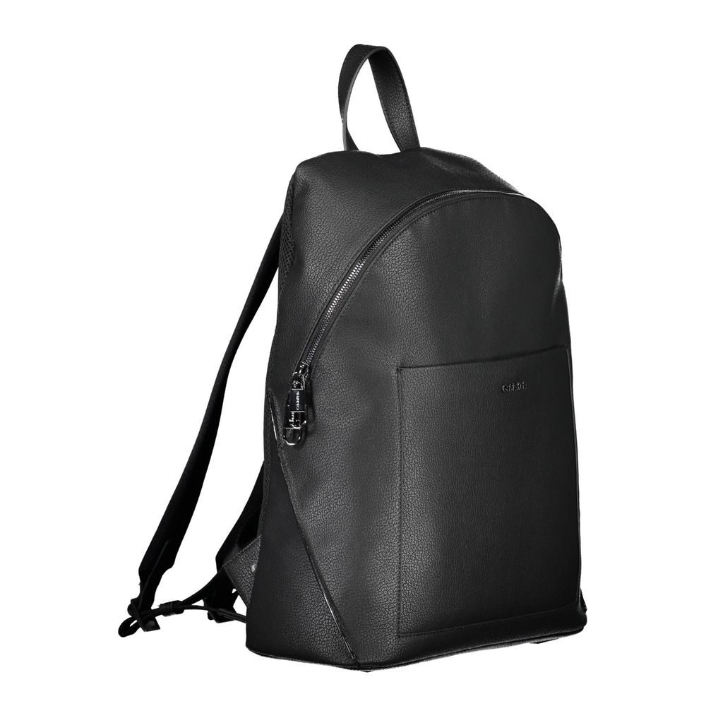 Sac à dos pour homme Calvin Klein en polyester noir, avec bandoulière et design élégant, visible en image.